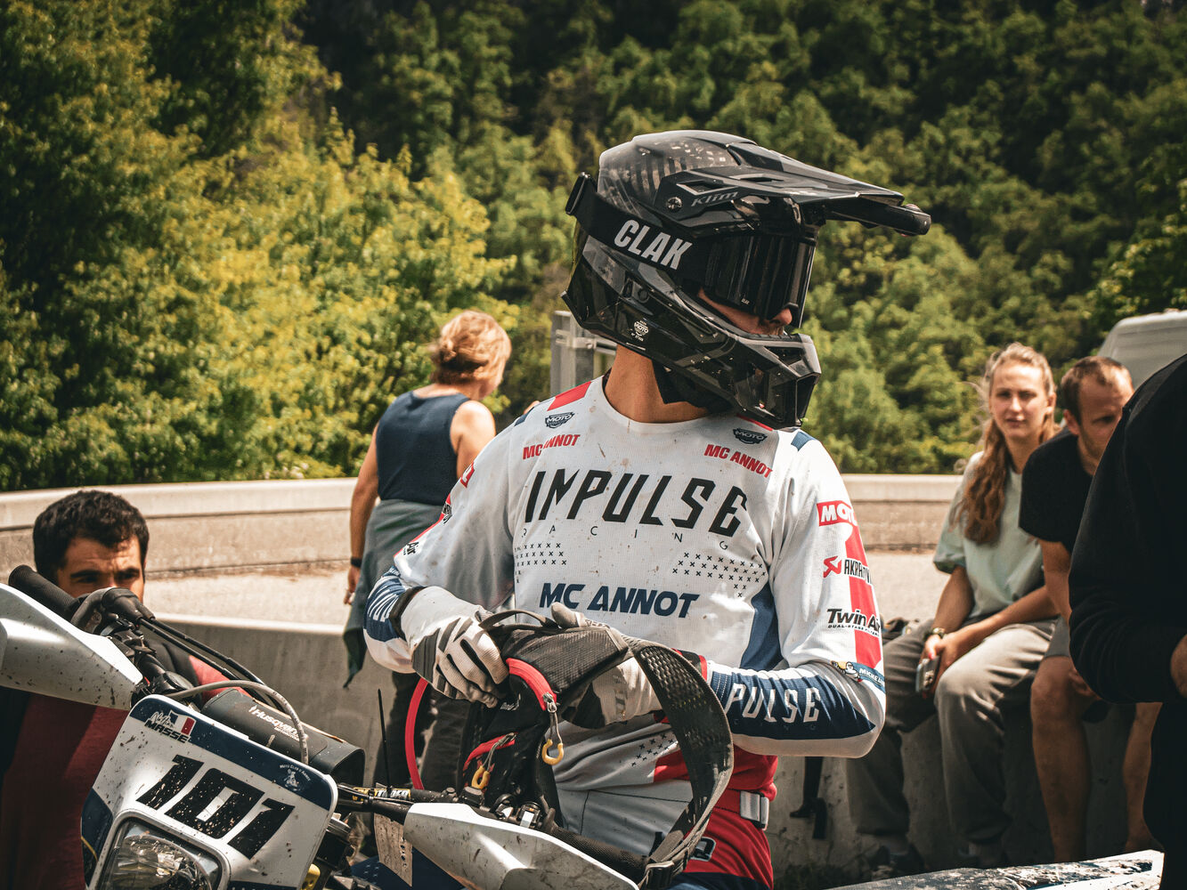 Nathan Masse en tenue de course, moto n°101