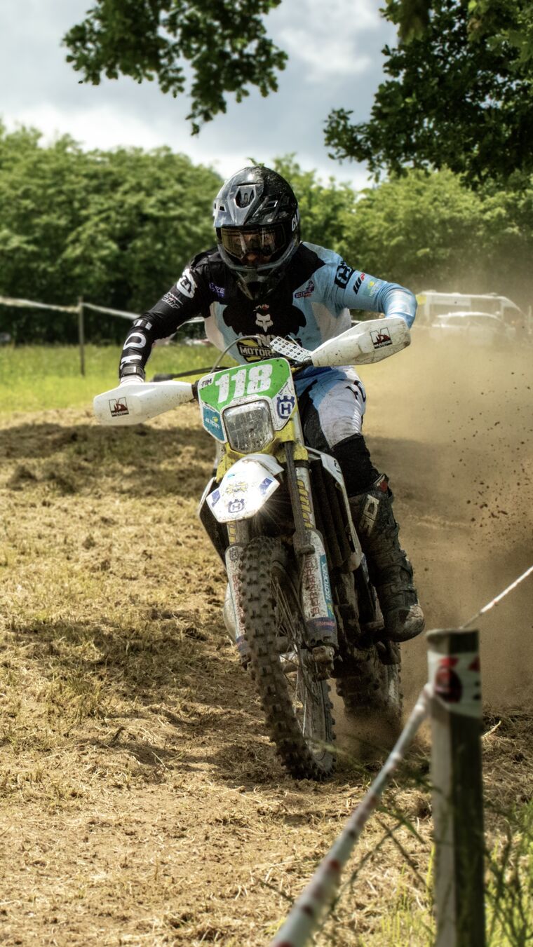 Nathan Masse en pleine action enduro, moto n°118
